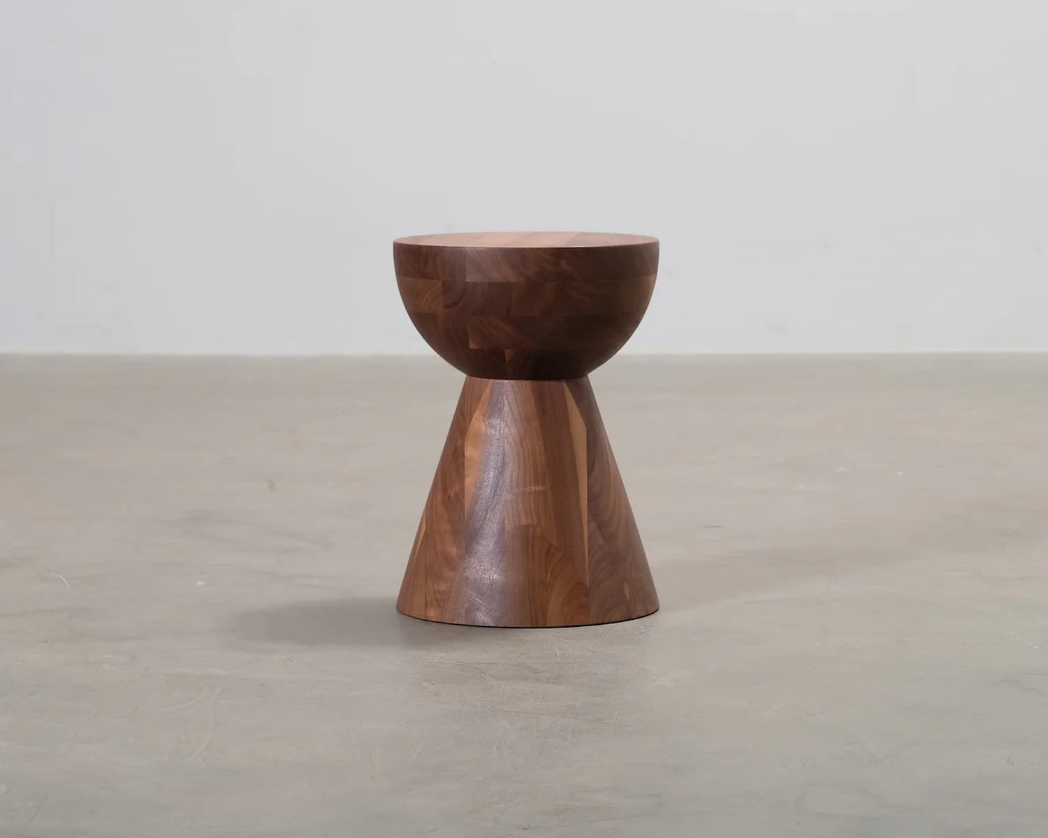 Circular Outlet, stolik Herman Miller Hew C Side table walnut