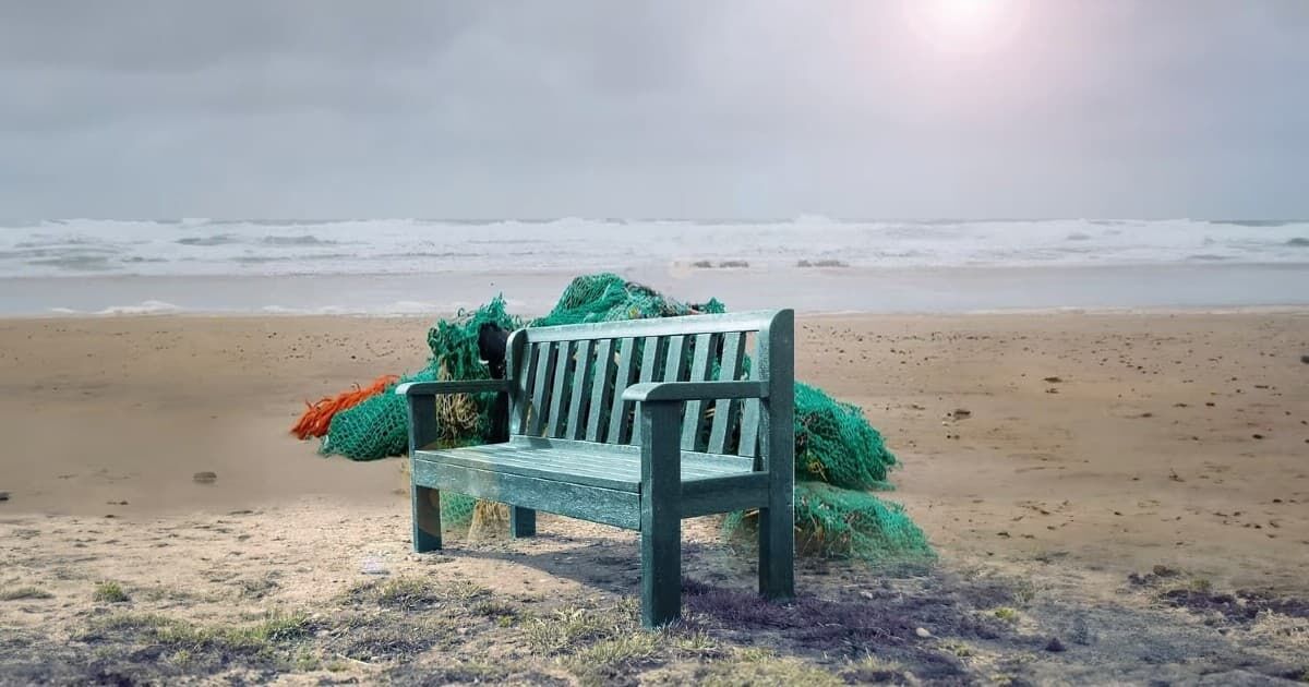 Meble z recyklingowanego plastiku oceanicznego