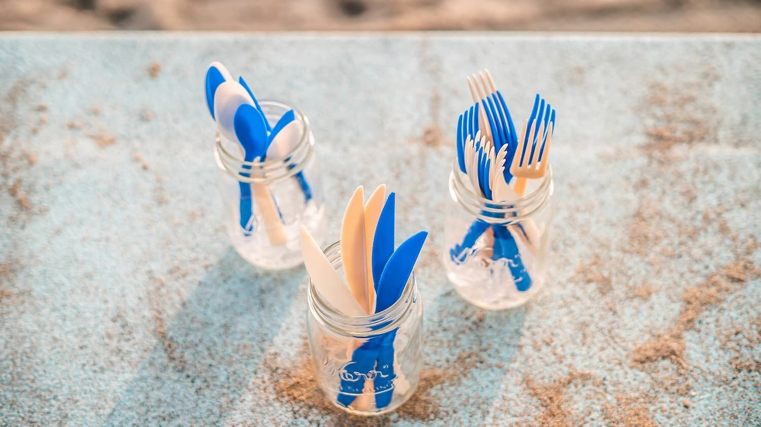 Sztućce z biotworzywa AirCarbon™ w kolorze niebieskim i naturalnym