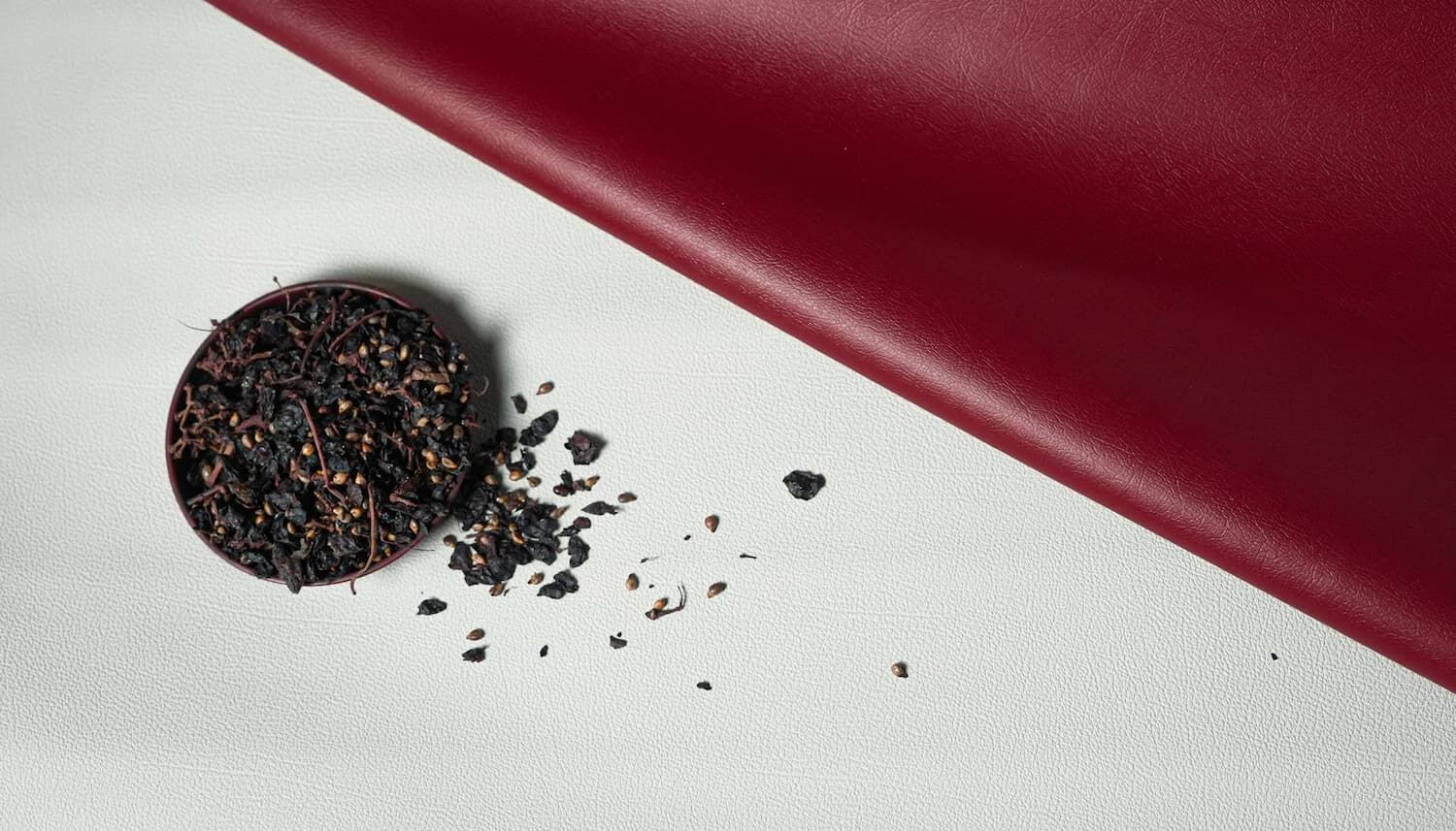 Wegańska skóra z odpadów winogron GrapeSkin
